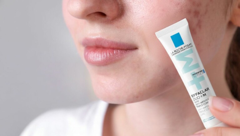 Femme appliquant le soin Effaclar Duo+ M de La Roche-Posay.