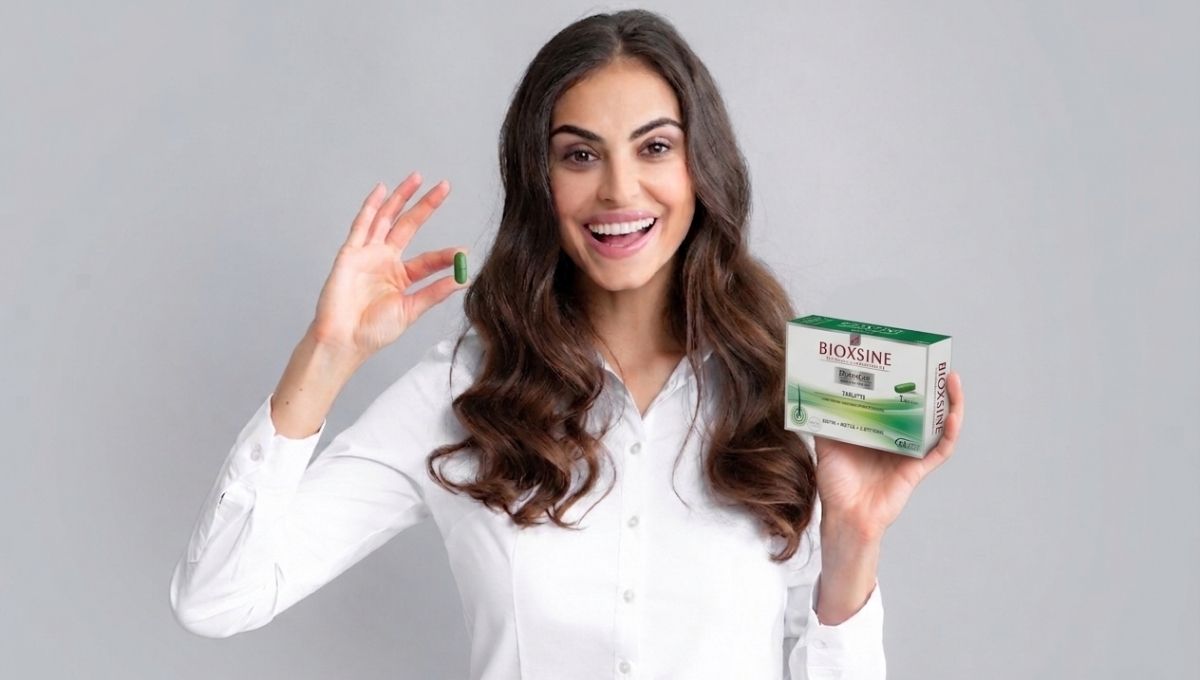 Femme prenant un complément alimentaire anti-chute de cheveux