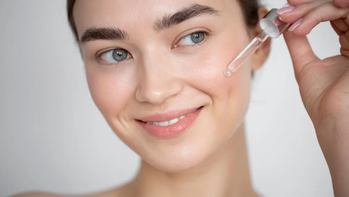 Femme utilisant un sérum à la niacinamide pour prendre soin de sa peau
